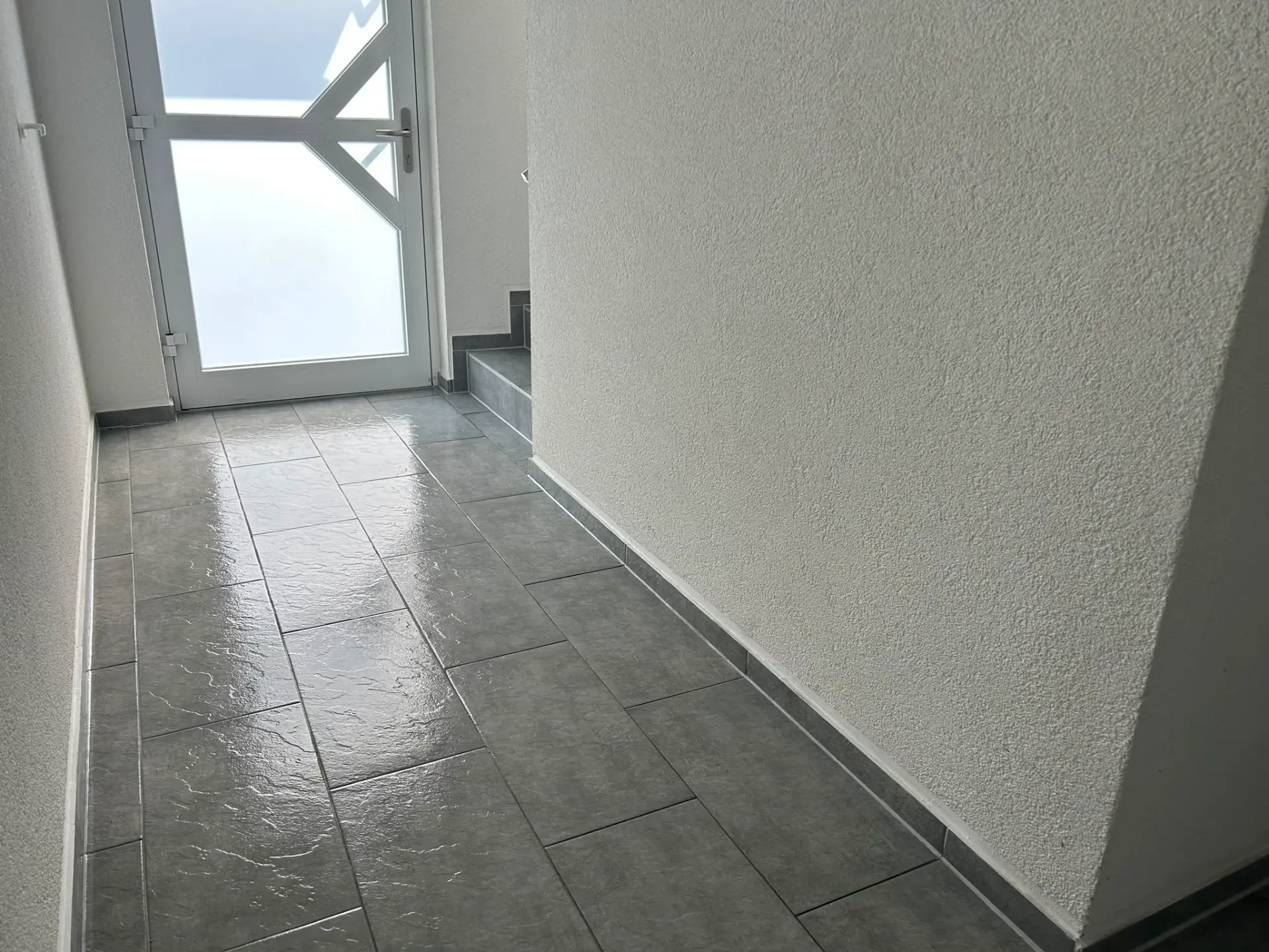 Frisch gereinigter Hausflur im Eingangsbereich eines Treppenhauses