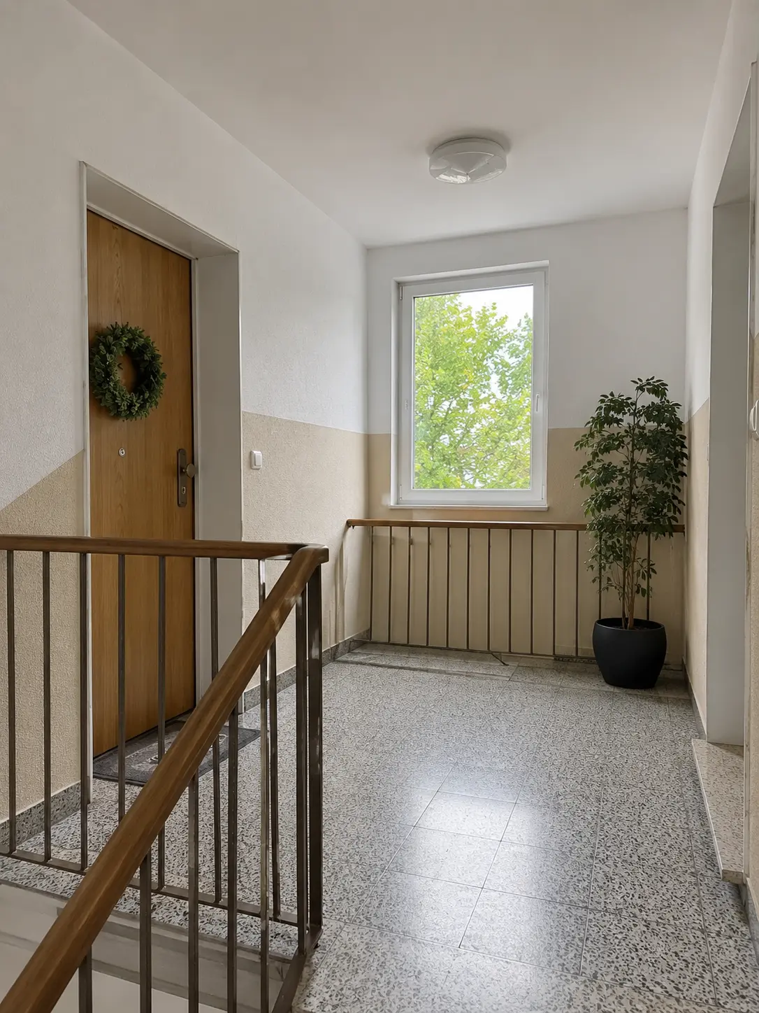 Sauberer Treppenabsatz in einem Mehrfamilienhaus in Essen-Kettwig